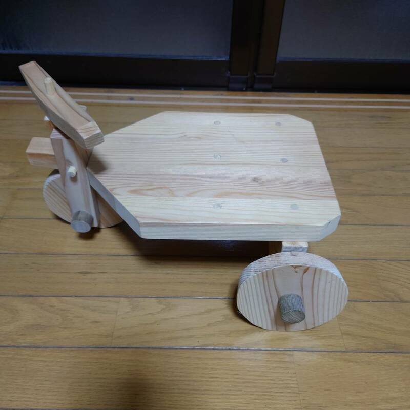 手作り木の三輪車と手作り木の飛行機