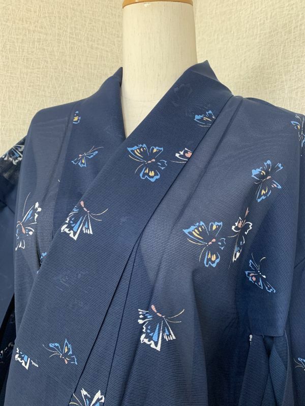婦人　単衣の絽の着物　化繊　紺色に蝶々の紋様の染　夏の装い　お出かけに　コスプレにも　保管品