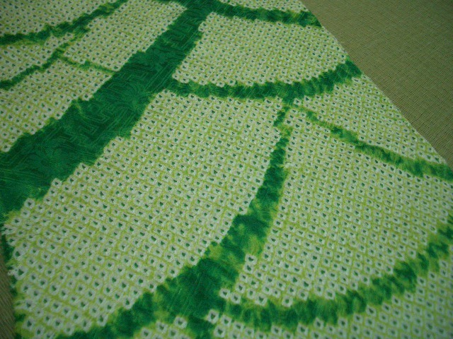 古布正絹絞りはぎれグリーン系　25×136㎝　アンティーク昔着物リメイク古裂しぼりお細工に