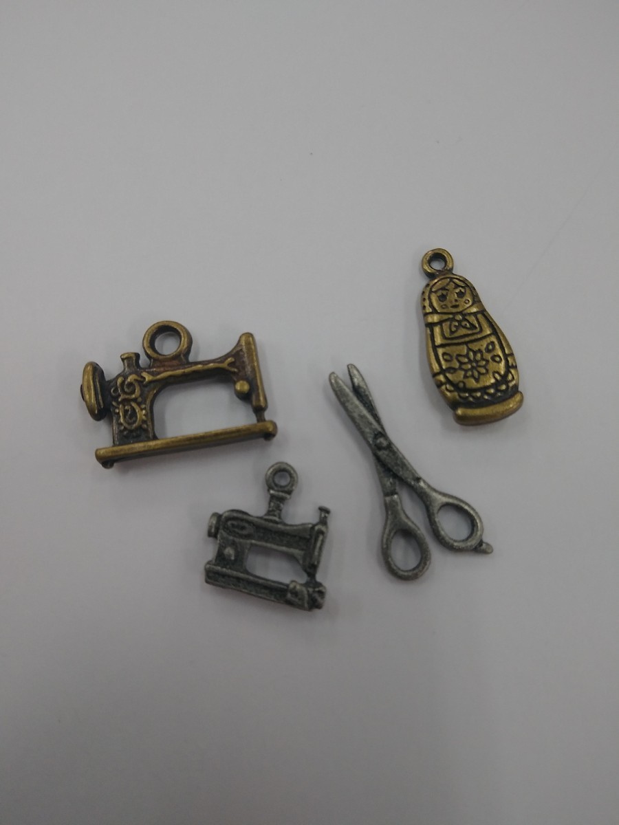 チャーム パーツ 4個 ミシン/ハサミ/マトリョーシカ アンティーク風 シルバー/ゴールド アクセサリー キーホルダー