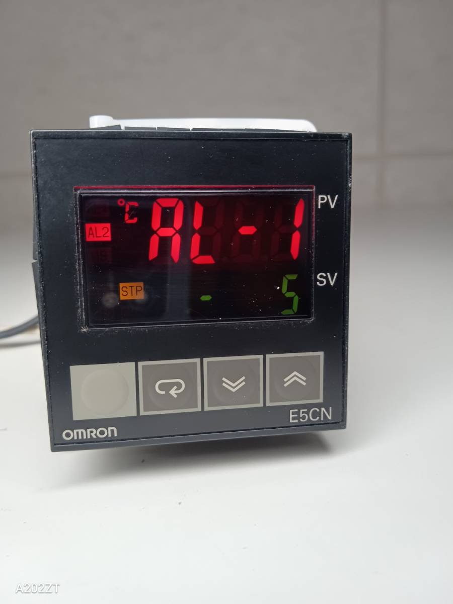 OMRON E2CN-Q2TC TEMPERATURE CONTROLLER温度コントローラー