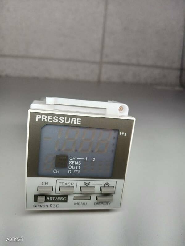 OMRON K3C-DP8-T1Z PRESSURE　圧力コントローラー