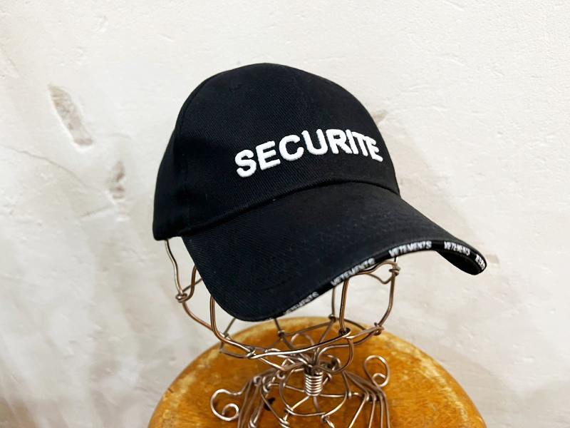 VETEMENTS / ヴェトモン SECURITEロゴ 6パネルキャップ SECURITE CAP 17S/S ロゴ刺繍 ブラック ベースボールキャップ 帽子 正規品保証