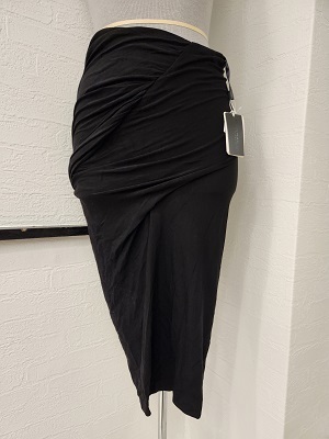 新品　ダナキャラン　　綺麗なシルエットのスカート　サイズP　【８７６０－１０】