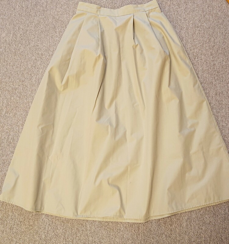 【送料無料】【未使用に近い】ジーユー GU レディース スカート グリーンフロス 薄く淡い黄緑 ミディスカート