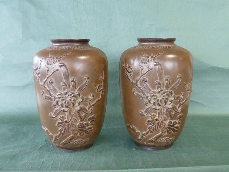 花瓶一対　仏壇の花瓶に最適　夏目型四君子　菊と鳥に模様　合金製　新品