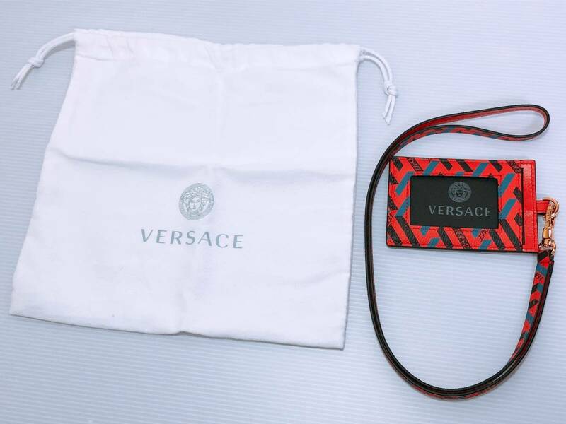 新品未使用品　VERSACE ヴェルサーチ パスケース 名刺入れ ロゴ 総柄 グレカ カードケース ネックストラップ付き カードケース レザー