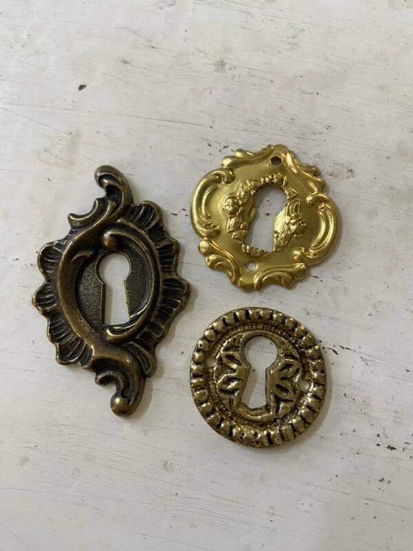 フランスアンティークの鍵穴飾り3個セット☆真鍮金具ブラス素材ヴィンテージ ブロカント蚤の市ゴールドアンティーク雑貨レトロインテリア