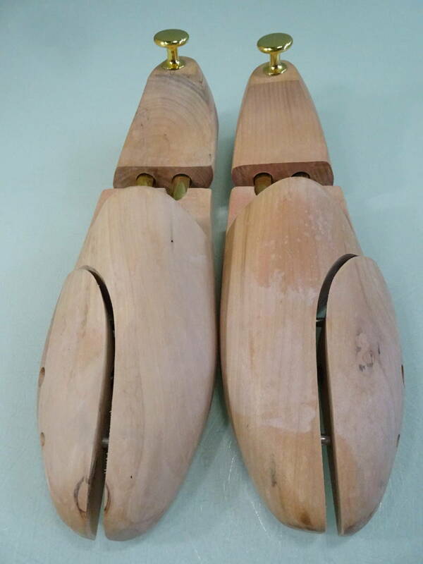 41-42　シューツリー　美品　中古　２６，５ビジネスシューズに使用　木製シューキーパー