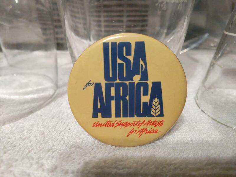 昭和レトロ USA製品 非売品★プロモーション 1985年★USA FOR AFRICA / WE ARE THE WORLD ピンバッジ マイケルジャクソン シンディローパー