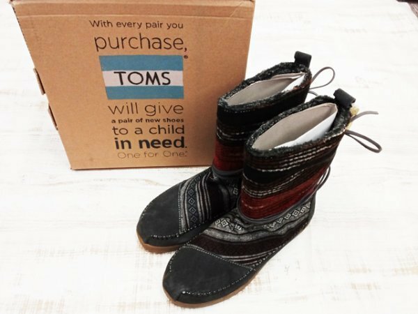 sh0692 ◇送料無料 新品 TOMS トムズ レディース ショート ブーツ 23.5cm グレー ボア カジュアル ネイティヴ柄 リボン 暖かい 秋 冬 靴