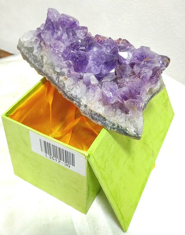 希少　期間限定値下げ中　紫の水晶 美しい天然アメジスト 紫の水晶 紫 アメジスト 紫水晶 鉱物 パワーストーン　送料安い