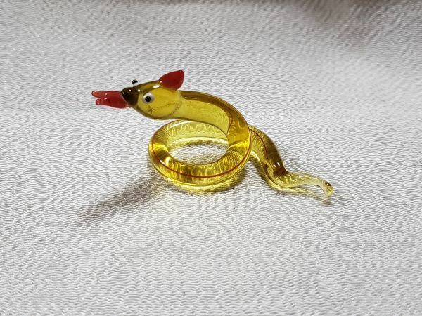 ガラス細工　ヘビ　蛇　黄色　置物　飾り物　 インテリア小物　ミニチュア　コレクション