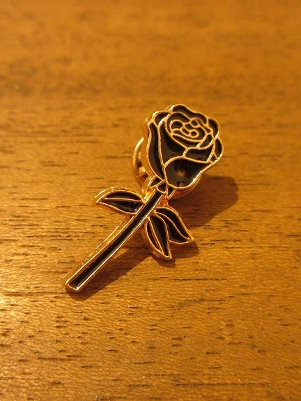 ピンバッチ　黒い薔薇「貴方はあくまで私のもの」永遠の愛　バラ　ローズ　ＲＯＳＥ　花　花言葉　ＲＯＣＫ　ピンバッジ