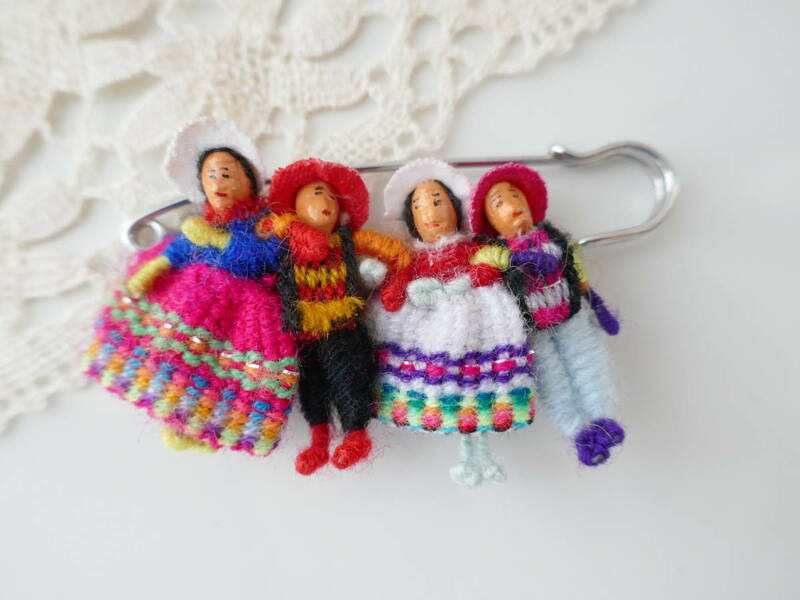 5055◎チョリータ人形ブローチ　民族衣装を着たペルー人形　海外民芸　幸せを運ぶお守り