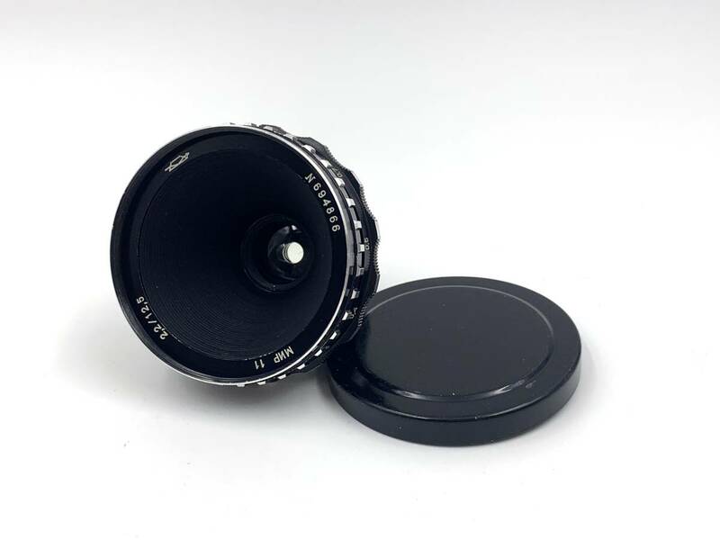 極上の レンズ MIR-11 12.5mm F2.2 のマウントは、ムービーカメラKRASNOGORSK KMZ 16mm film movie camera Blackmagic BMPCC #774X