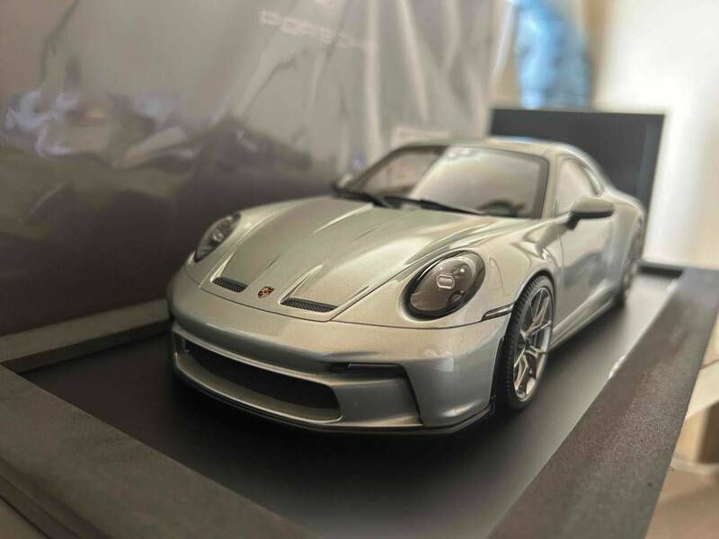 スパーク　極上新品状態 1/18 ポルシェ７０周年記念限定モデル　ポルシェ 911 (992) GT3 ツーリング Porsche GT3 Touring 