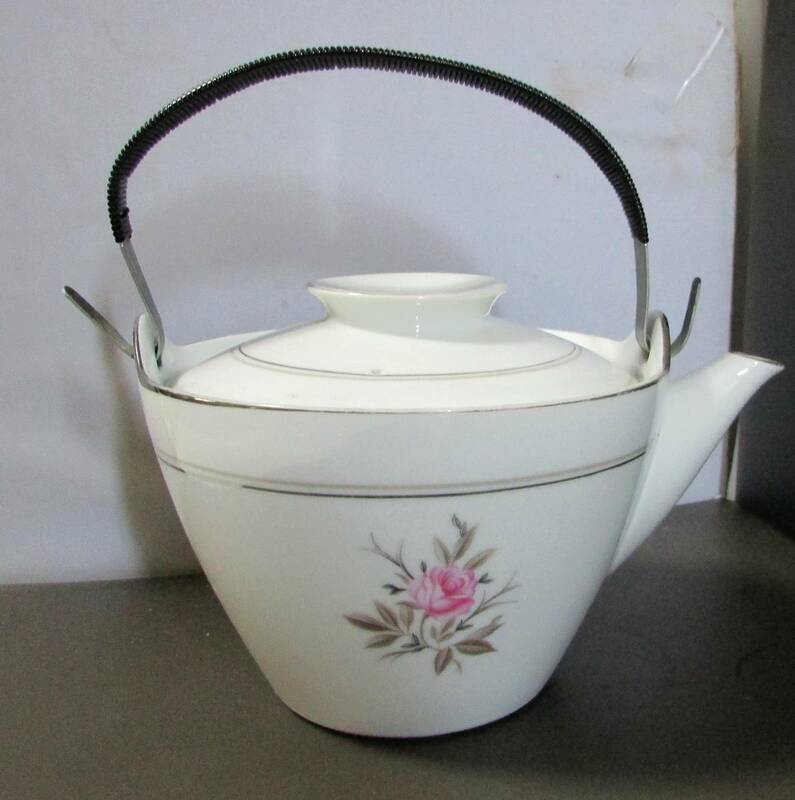 Noritake　ノリタケ　急須/ポット　POANME花柄　口径:（約16㎝x蓋含H13㎝）容量:750~800cc 昭和レトロ