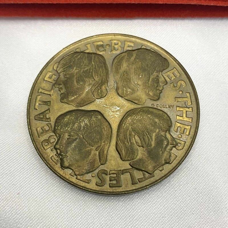 ビートルズ THE BEATLES メダル ゴールド カラー コイン 記念メダル 1965-1966