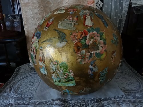 Grace ヴィンテージ フランス 1900年前 アンティークのクロモを貼ったボールのオブジェ 直径123.5cm 店舗ディスプレイ、ドールのお部屋に
