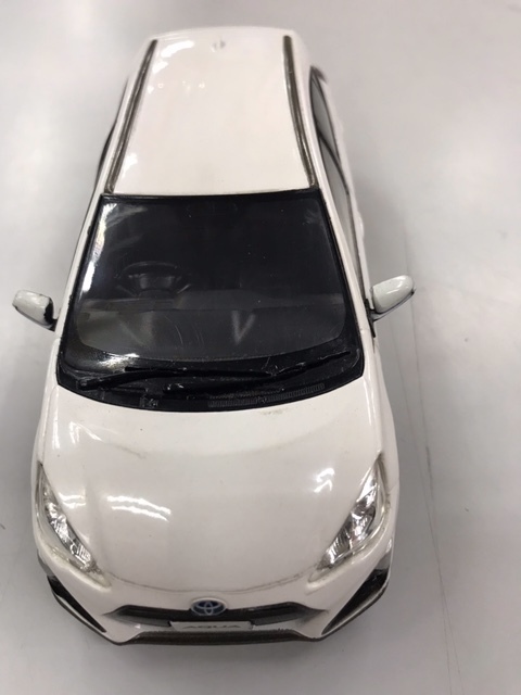 #MC136ミニカー【1/30 トヨタ アクア AQUA X-URBAN 後期　非売品 カラーサンプル ミニカー　スーパーホワイトⅡ】
