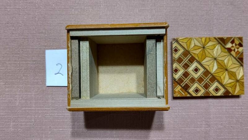 ２　箱根寄木細工　4回秘密箱（6.5×5.4×4.3㎝）