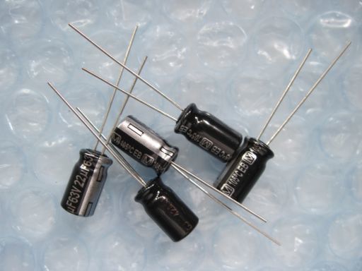 SB04　Panasonic　パナソニック　EBシリーズタイプA　電解コンデンサ　EEUEB1J220S 　22μF　63V　未使用品ですが長期保存品　５個セット