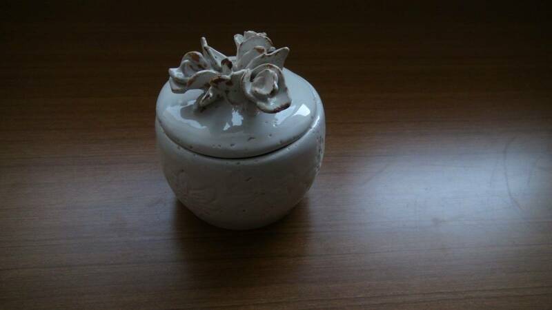 ◆陶器 　蓋に３輪のカトレアの花　小物入れ 　新品