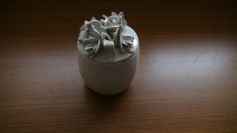 ◆陶器 　蓋に５輪のカトレアの花　小物入れ　新品