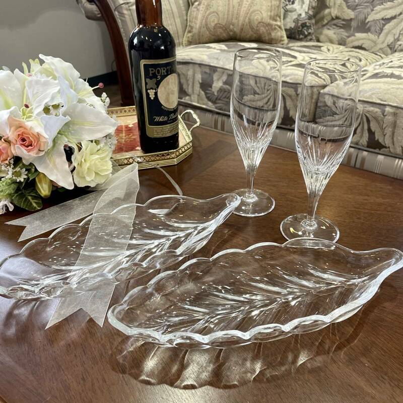 r96 イギリス アンティークガラスのリーフ型プレストグラス ワイングラス ペアセット 葉っぱの形が可愛いガラスプレート