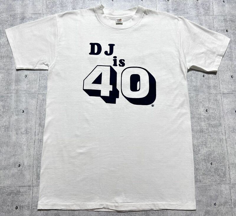 70s USA製 デッドストック ヘインズ 両面 染み込みプリント Tシャツ　　DJ is 40 Hanes 70年代 三角タグ アメリカ製 ヴィンテージ 玉7705