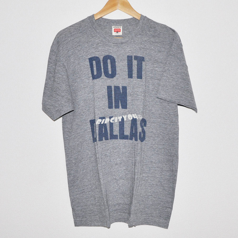 ・HOMAGE （オマージュ） DO IT IN DALLAS Tシャツ【USED】　～ヴィンテージ加工レトロ古着風アメカジスポカジスポーツNBAMLBNFLNHLNCAA