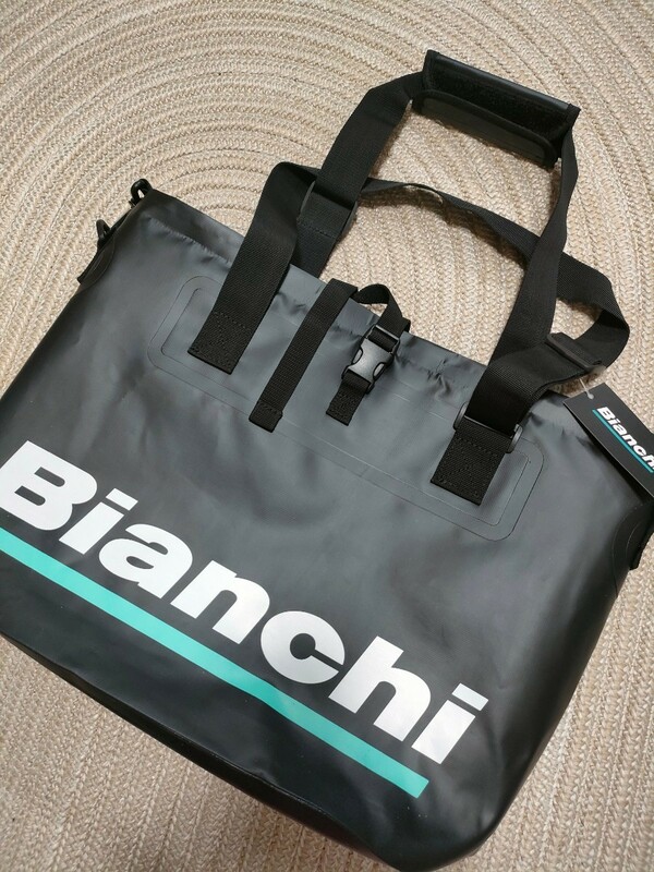 新品 定価11000 Bianchi ビアンキ 2way トートバック ショルダーバッグ ブラック 黒 防水 メッセンジャー サイクリング ロードバイク 22L