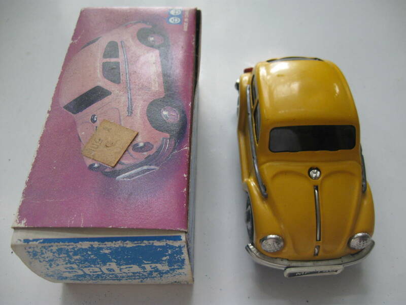 689. 美品　VWフォルクスワーゲン ビートル タイプＩ　全長13cm 箱付き　ブリキのおもちゃ 40年前 レトロ 昭和 同梱可能