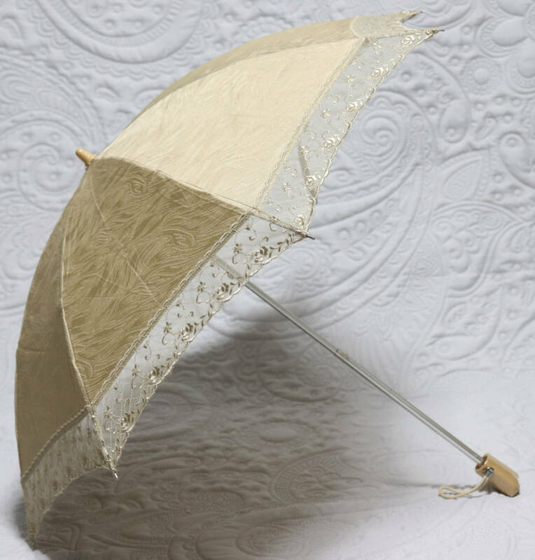 新品 折りたたみ傘 上品高級感 豪華レース刺繍 日傘 木製 ベージュ v3297