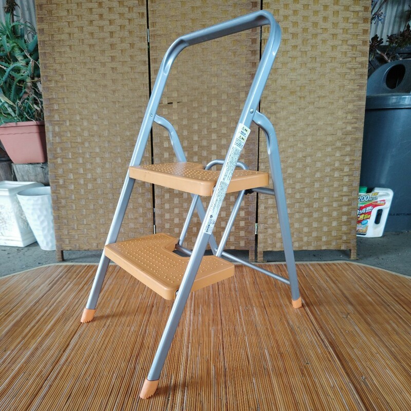 ◎【マツ六 脚立】折りたたみ式 ２段 階段式 工具 DIY ガレージ 作業用 ２段脚立 折り畳み オレンジ 踏み台 93-66