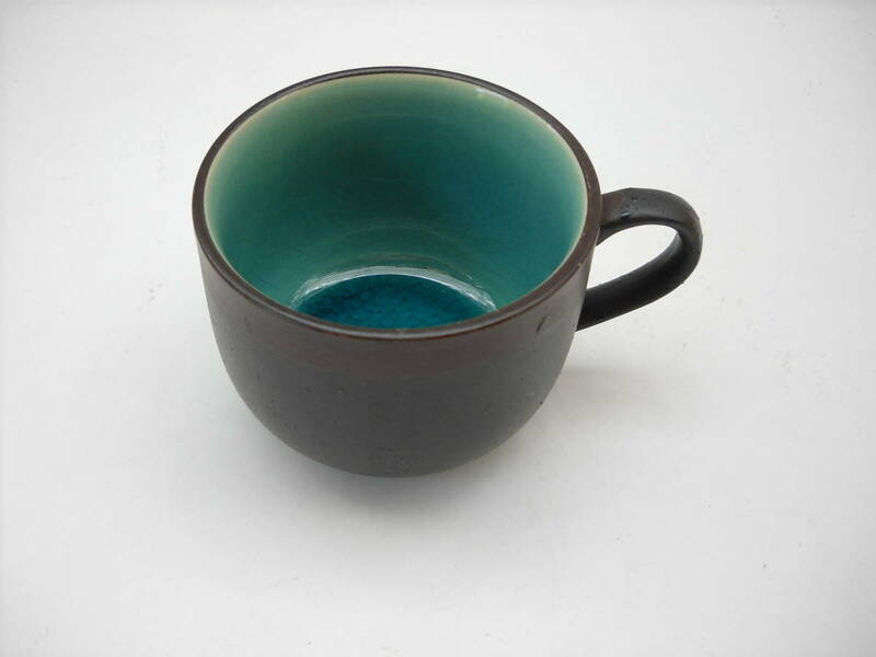瀬戸物　美濃焼き？　黒ｘグリーン　シック　コーヒーカップ　外側：艶消し黒/縁部分茶色　内側：エメラルドグリーン　陶器