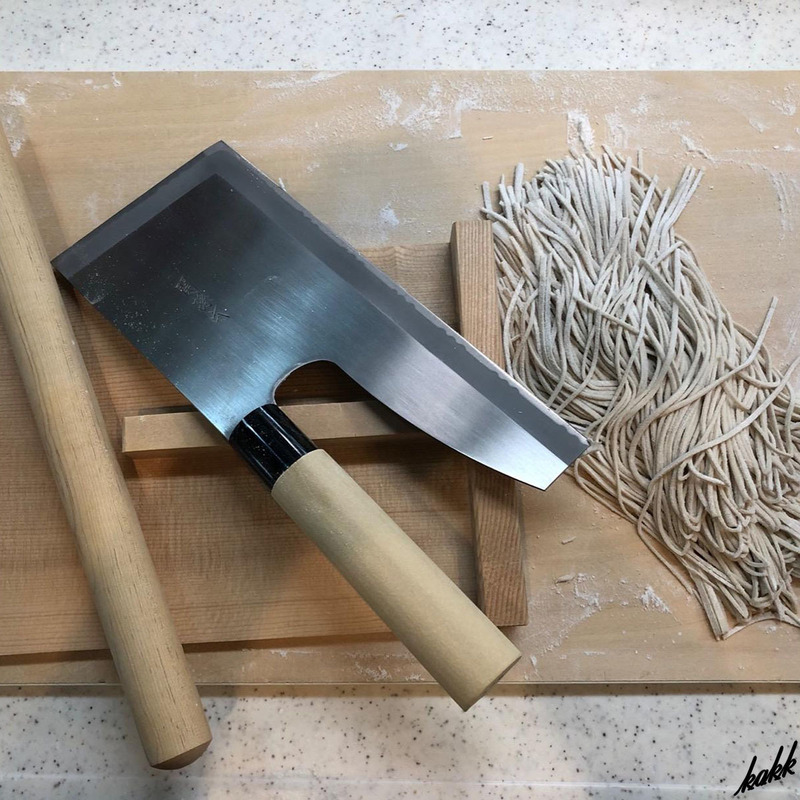 【初心者も扱いやすい】 麺切包丁 日本製 ステンレスブレード 刃渡り23.5cm お手入れ簡単 キッチンツール お蕎麦 うどん プレゼント
