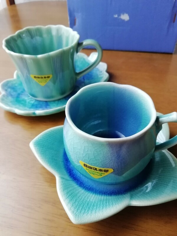 箱入未使用 松峰 ペア カップ&ソーサ 2客 セット 貫入 2種 かたち違いデミタスカップ 藍色 ブルー coffee cup CUP AND SAUCER 送料込み