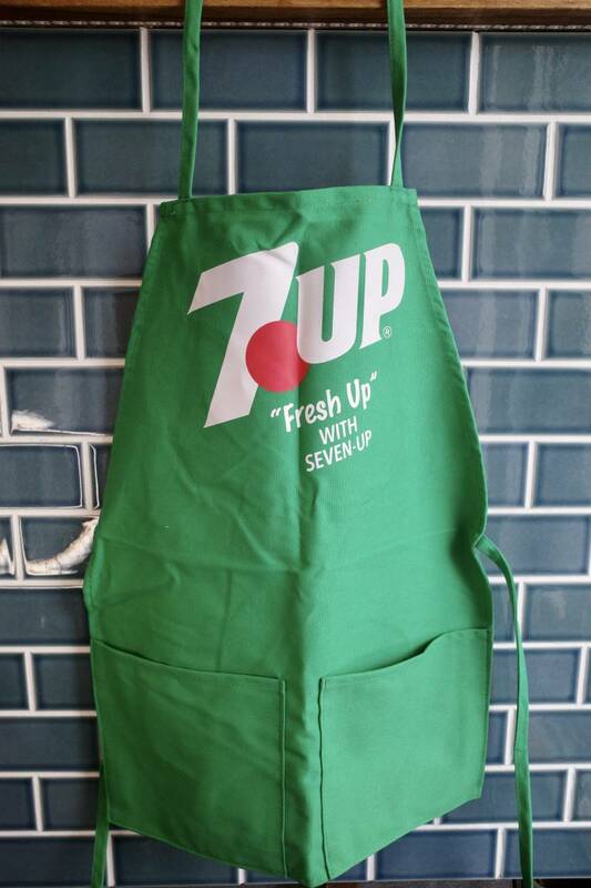 新品　７UP　セブンアップ　エプロン　GREEN　キッチン　世田谷ベース　アメリカンハウス　インテリア　ロゴ　カフェ