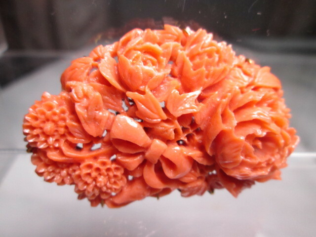 【江月】アンティーク・K9 本珊瑚 細密彫刻牡丹と菊花花束彫刻の帯留め 16g