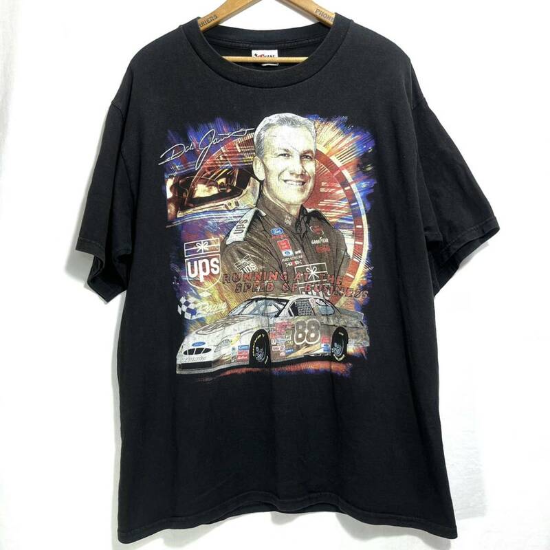 ■ ビンテージ CHASE NASCAR ナスカー UPS #88 Dale Jarrett RUNNING AT THE SPEED OF BUSINESS プリント レーシング Tシャツ 黒 Racing ■