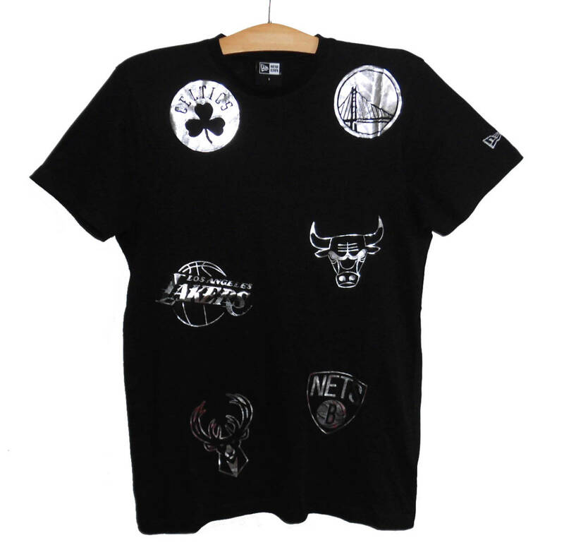 ◆美品 NEW ERA ニューエラ 23SS NBA 吸汗速乾ドライ ストレッチ メタリックロゴ Tシャツ Sサイズ 黒