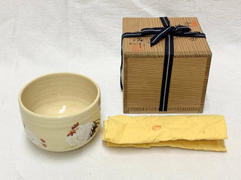 12248/色絵にわとり図 干支 酉 茶碗 岡本為治 共布共箱 茶器 茶道具