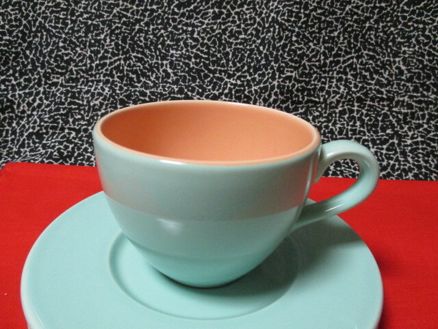 ★PV ピーサントビレッジ　 イタリア製　陶器　ヴィンテージ　 コーヒーカップとソーサー2枚　ブルーグリーン　ピンクオレンジ　新品