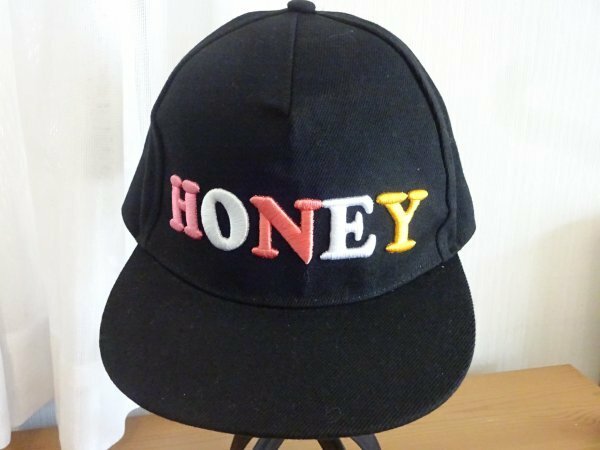 ＠ HONEY ＠メンズ　黒色帽子　ベースボールキャップ　サイズ５６cm〜５９cm　キャップ　帽子　MK