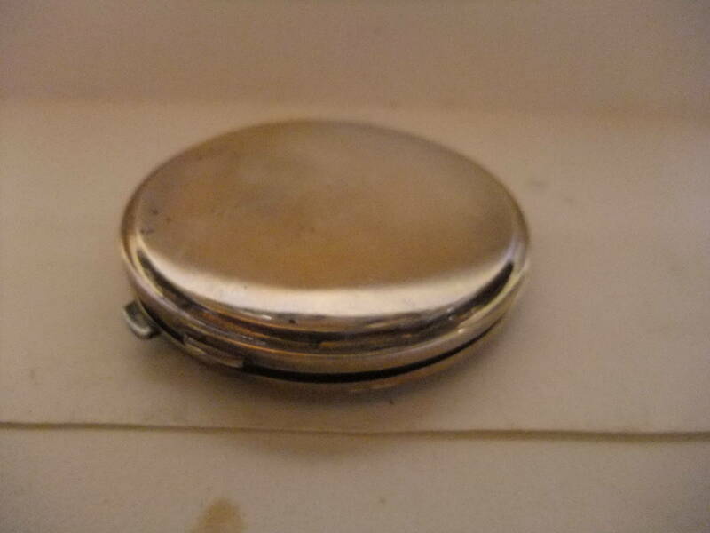 少し古い STERLING SILVER(銀） と刻印の入ったコンパクト