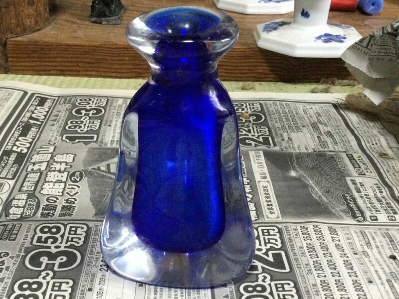 アンティーク？骨董品？花瓶？ガラス製？青色です。