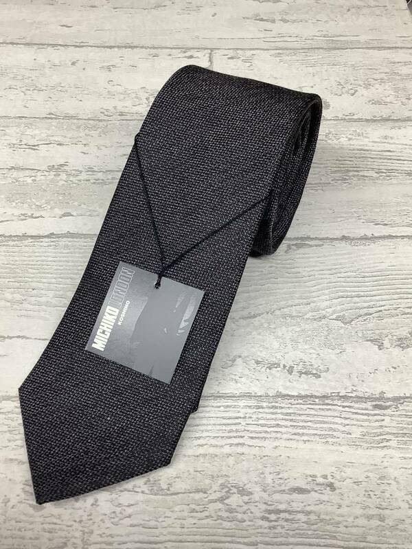 新品ミチコロンドン日本製ネクタイ　 珍しい濃いグレー無地柄　シルク100%お買い得サービス
