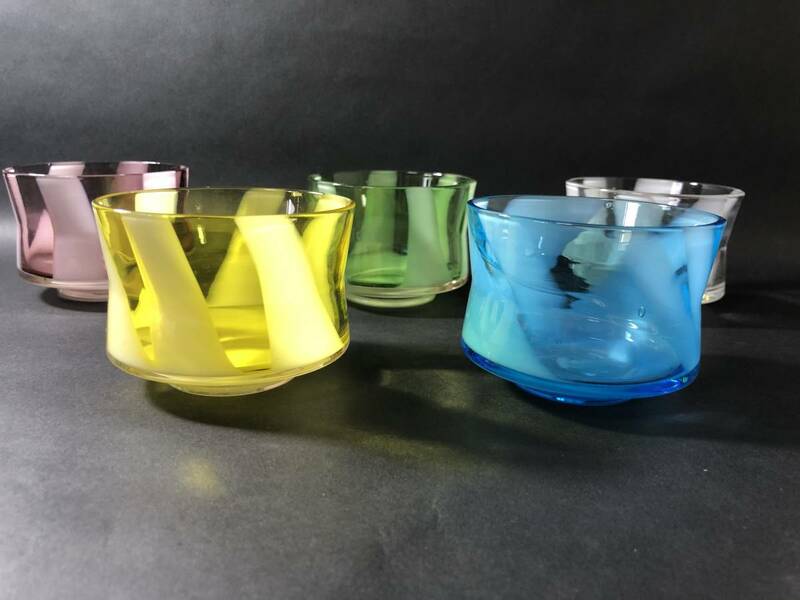 昭和レトロ　五色のガラスコップ　五客　色ガラスに乳白練込みガラスコップ　レトロガラス　昭和雑貨　テーブルコーディネート